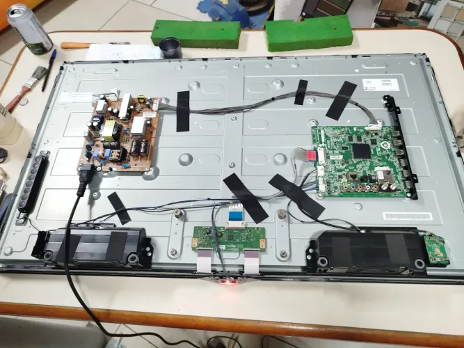 Vendo tv LG 42ln5700 com defeito para peças