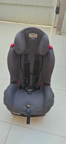 Cadeirinha automotiva para carro de 0 a 25 kg.