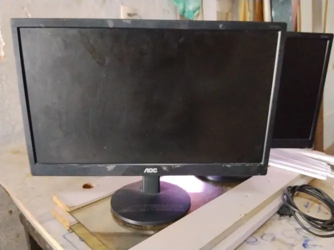 02 Monitores LED AOC 18,5