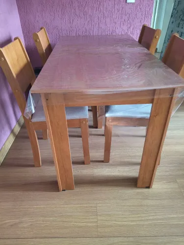 Mesa e cadeiras