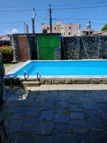 Aluga-se suítes mobiliadas em casa com piscina.