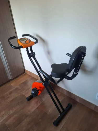 Bicicleta Ergométrica Dobrável WCT Fitness - Suporta 180kg, 10 níveis de tensão