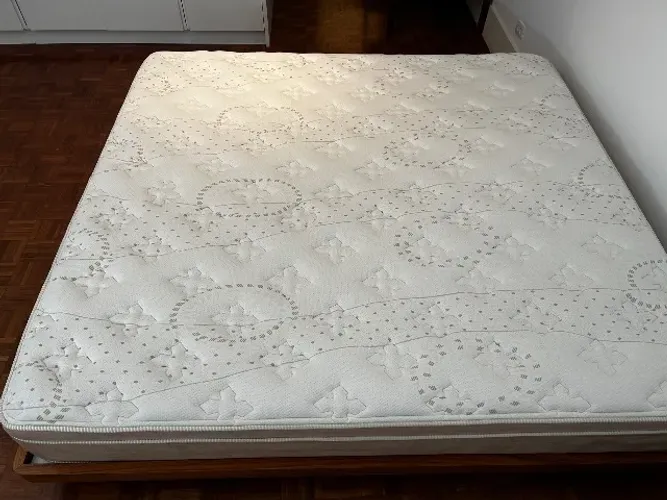 Cama King de Madeira Sob Medida + Colchão Epeda - Excelente Estado