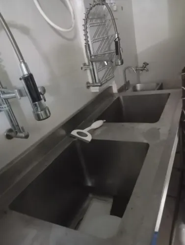 Pia de inox com duas cubas