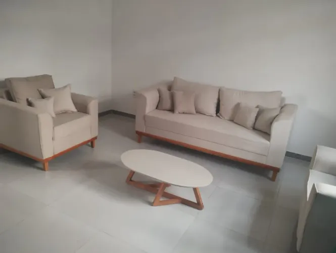 Mesa de Centro Off White com Pés em Freijó - Design Moderno - 90x45x30 cm