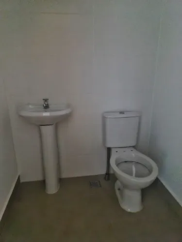Pia com torneira e vaso sanitário e caixa acoplada