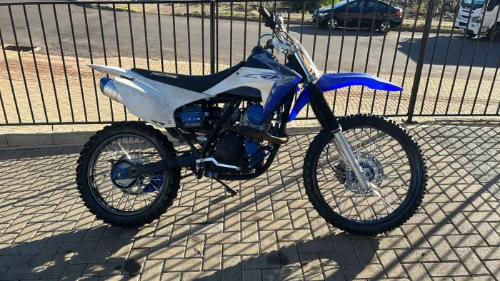 Yamaha Fazer 250cc de trilha, Roupa de CRF