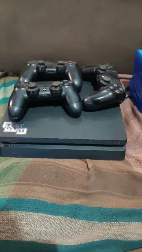 Vendo Playstation 4 com 3 controle e alguns jogos 