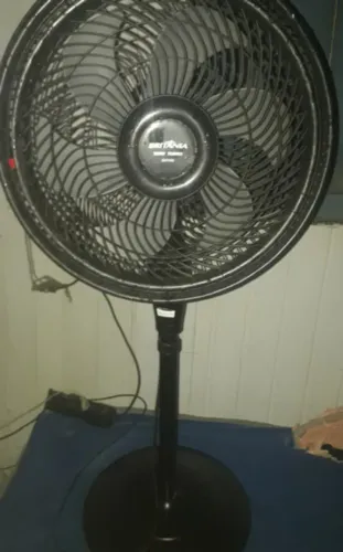 Vendo este ventilador grande funcionando normalmente 
