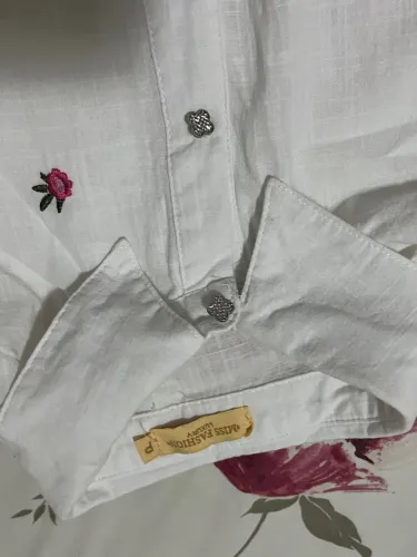 CAMISA SOCIAL FEMININA EM LINHO BORDADA TAM P