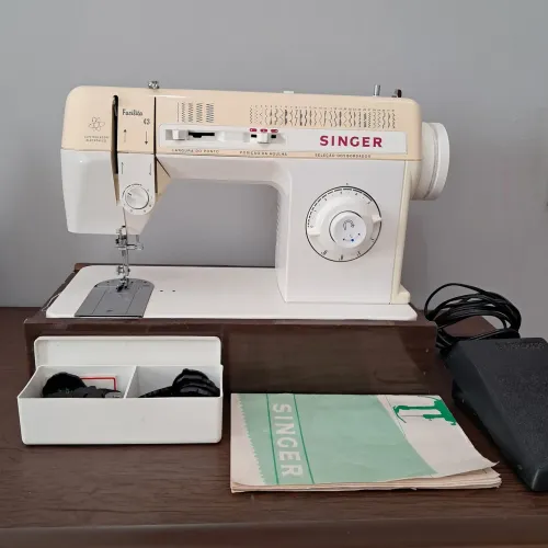 Vende-se maquina de costura singer facilita semi nova