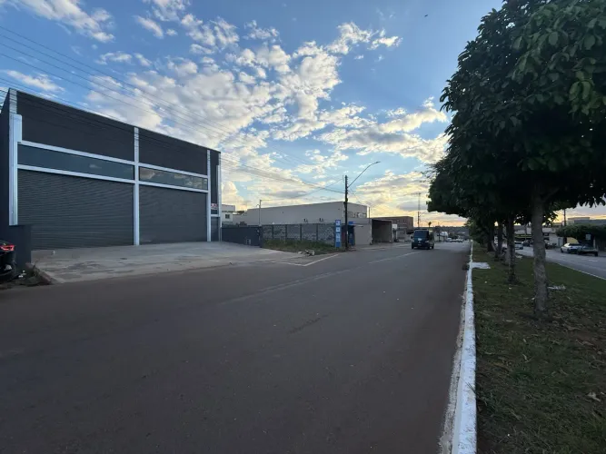 Aluga-se Galpão Comercial Novo 360m² | 7m de Altura | Av. Antônio Barbosa | Próximo à UFG