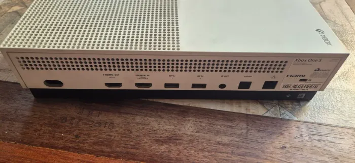 Xbox One S 1TB com um controle original e duas baterias recarregáveis