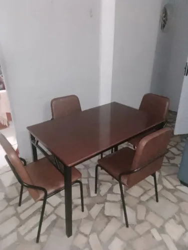 Mesa com quatro cadeiras marrom