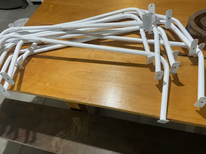 Vendo araras de parede branca medindo 94x30 tenho 14 unidades