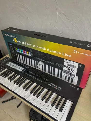 Controlador MIDI Novation Lauchkey 49 MK3 - Novíssimo