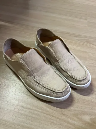 Tênis slip-on em couro camurça marfim