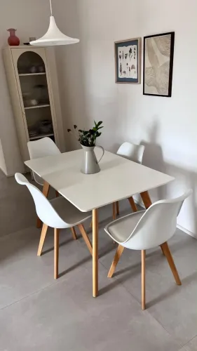 Mesa de jantar branca com 4 cadeiras