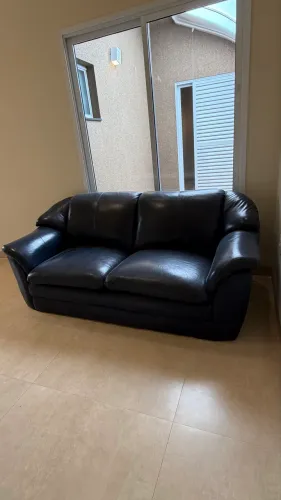 Sofá de couro azul marinho 