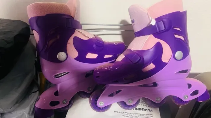 Patins Juvenil Roxo n. 34 a 37 ajustável + kit de proteção Roller Inline 4 Rodas