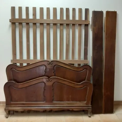 CAMA DE CASAL ANTIGA ,TODA EM MADEIRA MACIÇA  - ESTILO PROVENÇAL - 190 X 140 cm 