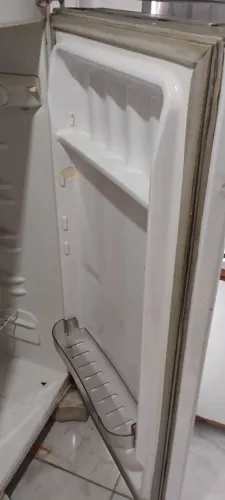 Vendo geladeira usada funcionando perfeitamente, com marcas de uso , barata.