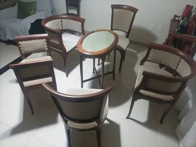 Conjunto Clássico de Madeira Maciça Seis Peças - Mesa Redonda com Vidro + 2 Cadeiras, 2 P