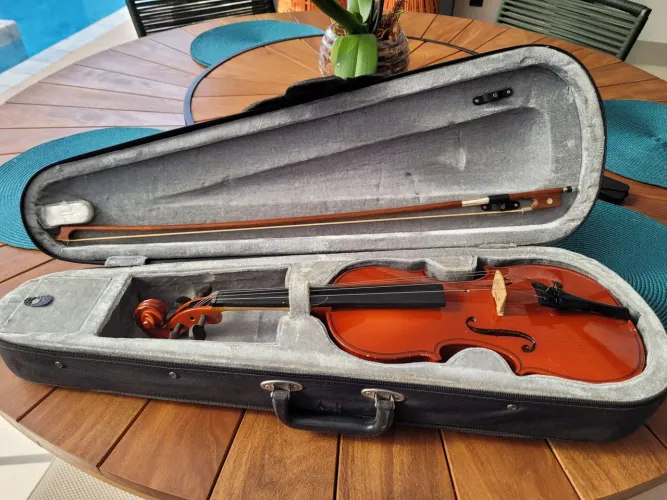 Vendo violino 3/4 marca Vogga com estojo