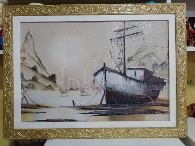 Lindíssimo quadro com barco e moldura dourada em excelente estado leia