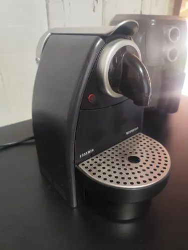 Cafeteira Nespresso Essenza Clássica - Preta