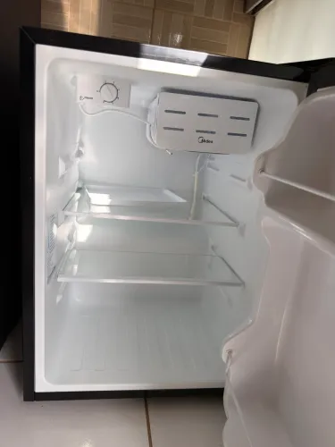 Frigobar Midea com Congelador - Menos de 3 Meses de Uso