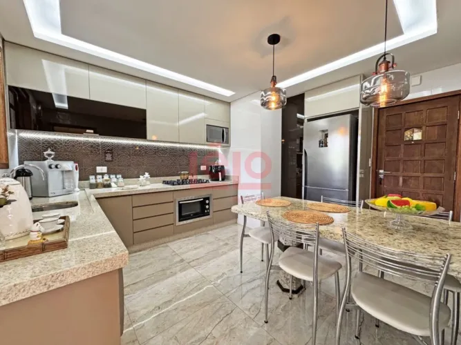 Apartamento lindíssimo todo reformado a 100 metros UEM.