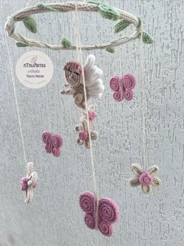 Móbile anjinha personalizado em tricotin com flores e borboletas