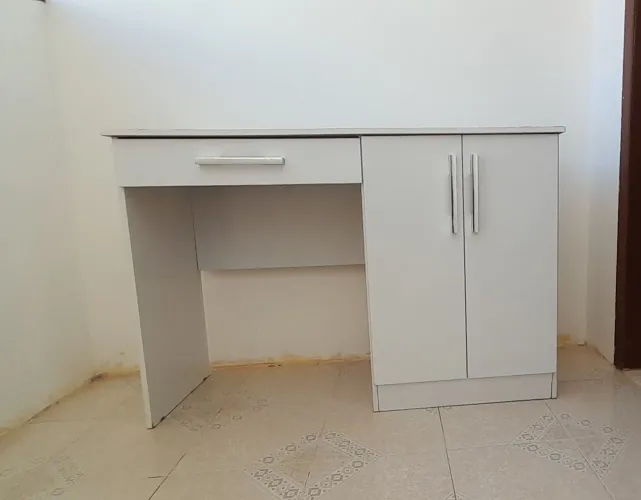 Escrivaninha usada, em ótimo estado de conservação. Ideal para estudos e home office.