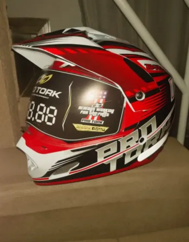 Capacete Cross em estado de novo 