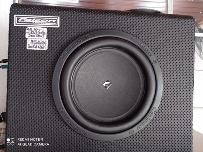 Caixa amplificada Falcon com sub de 8" 200rms instalado no seu carro