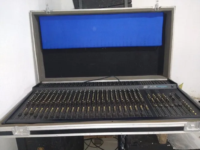 mesa de som Peavey console com hard case modelo SRC-2400 super conservada black friday