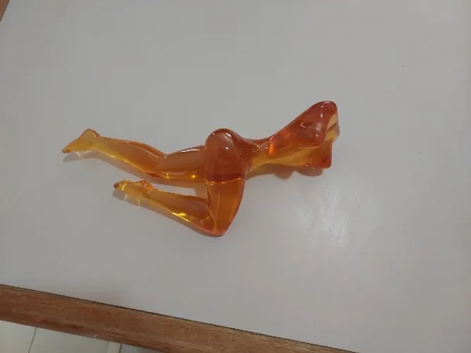 Escultura feminina mulher deitada de lado em acrílico
