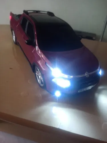 Carro Fiat Toro Vermelho caixa de som 