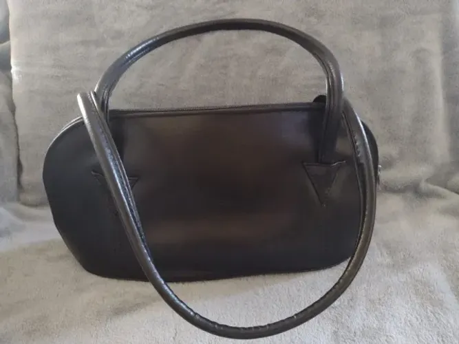 bolsa couro sintético cor preta, zíper. mão e ombro