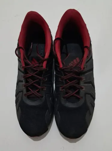 Tênis Adidas Preto e Vermelho. Valor R$ 200,00