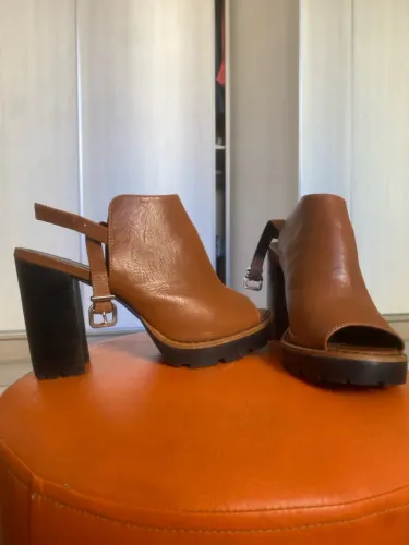 Sandália Ankle boot peep toe tratorada CARRANO marrom