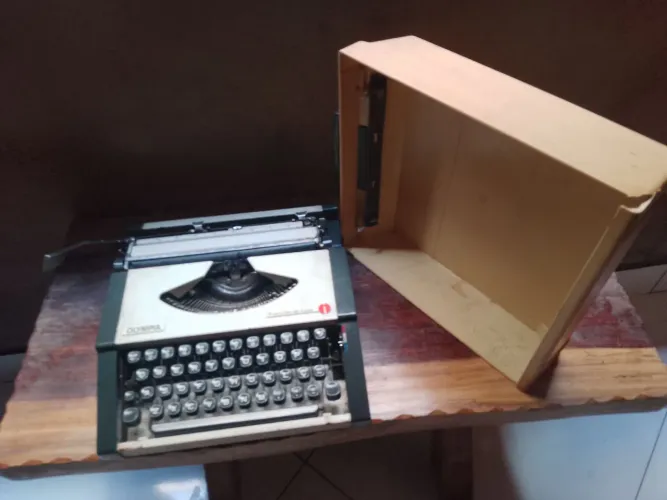 Máquina de Escrever Olympia portátil