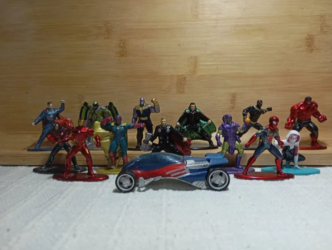 Coleção Marvel 2 Nanometalfigs + Hotwheels