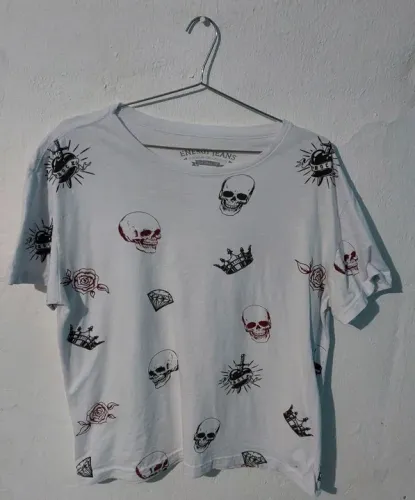 Camiseta Caveira & Coroa Tamanho: M Cor: Branco - Energy Jeans