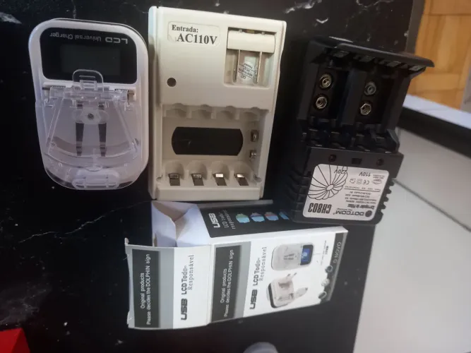 Carregadores de Pilhas Universal e Carregador USB