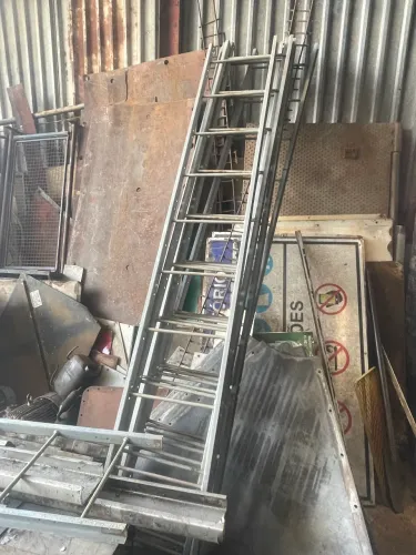 Na Centro X tem escadas de ferro galvanizadas