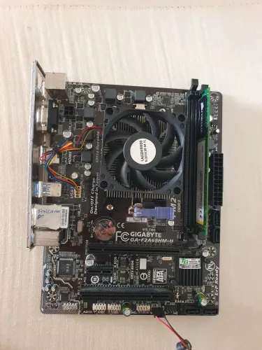 Kit placa mãe gigabyte.