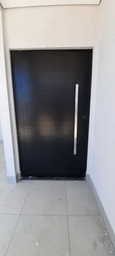 Porta de alumínio - Lambril e ACM
