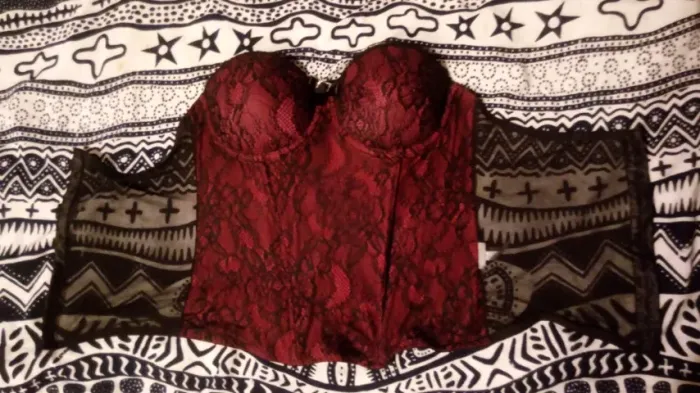 Sutiã corpete sexy com  pedrinhas de strass no meio